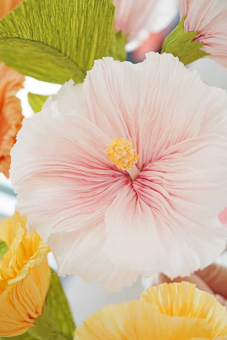 Fleurs en papier crépon roses trémières bouquet décoration florale