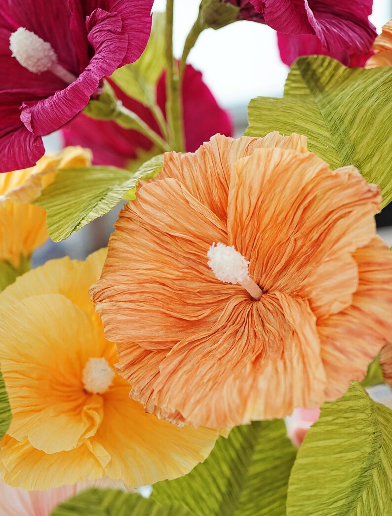 Fleurs en papier crépon roses trémières bouquet décoration florale