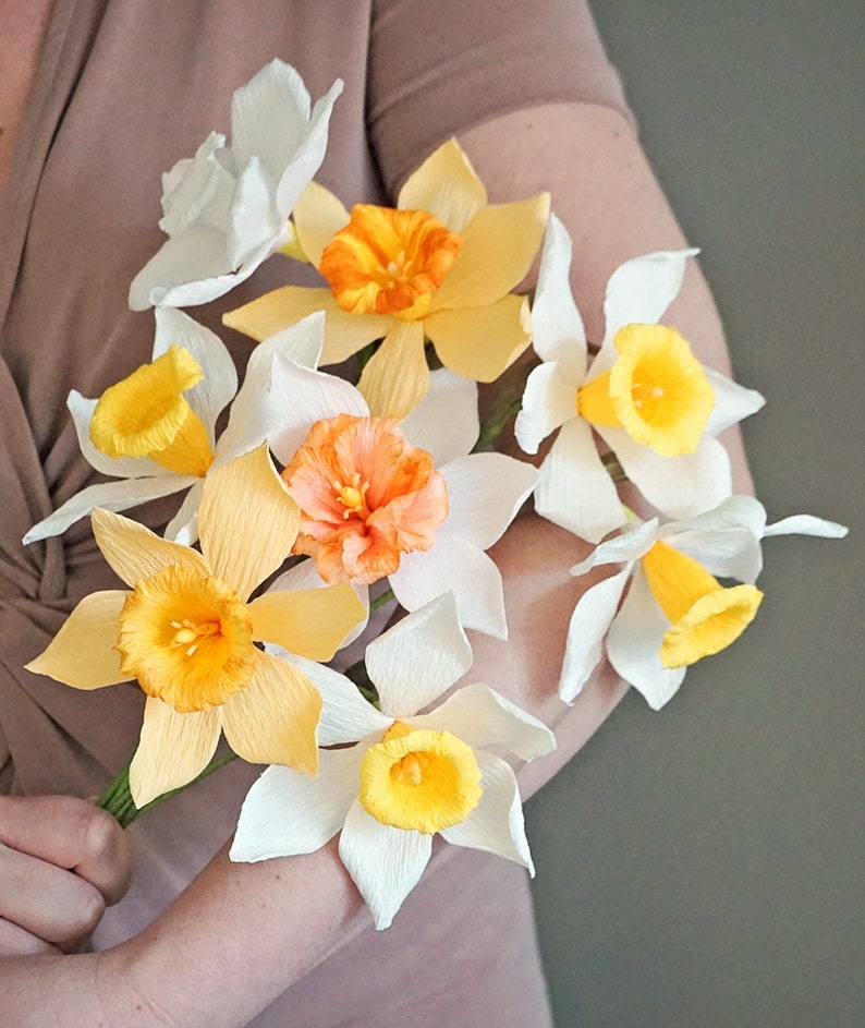 Fleurs en papier crépon narcisses bouquet printemps décoration