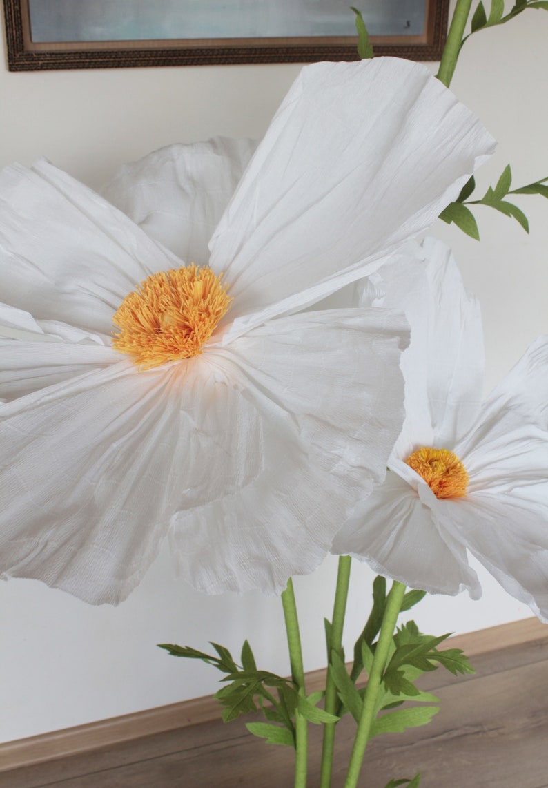 Fleur géante en papier crépon coquelicot blanc sur pied lot de 3