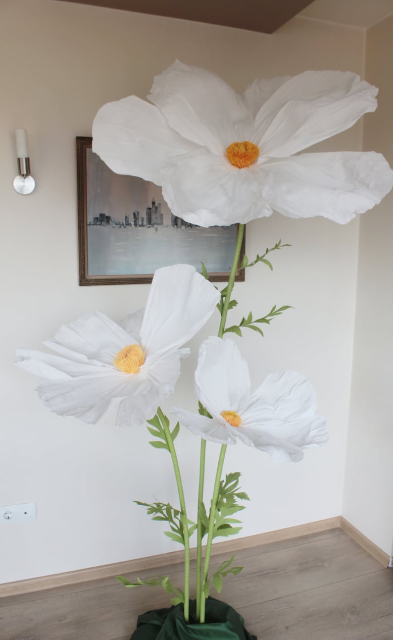 Fleur géante en papier crépon coquelicot blanc sur pied lot de 3
