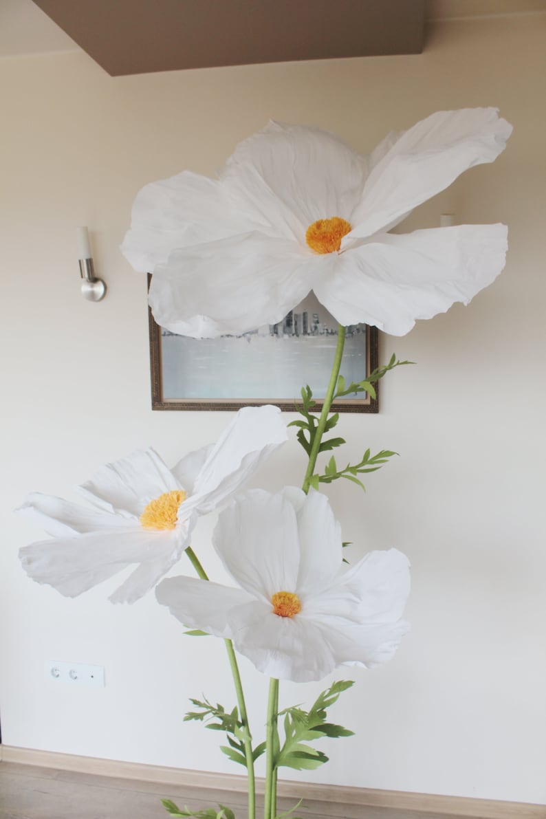 Fleur géante en papier crépon coquelicot blanc sur pied lot de 3