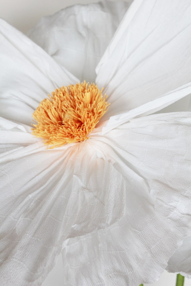 Fleur géante en papier crépon coquelicot blanc sur pied lot de 3