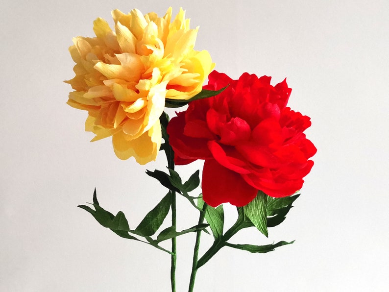 Fleurs en papier crépon pivoines colorées vase décoration mariage