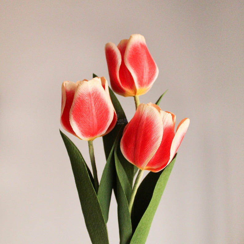 Tulipes réalistes en papier crépon, bouquet fleurs papier fait main, arrangement tulipes, déco, cadeau maîtresse