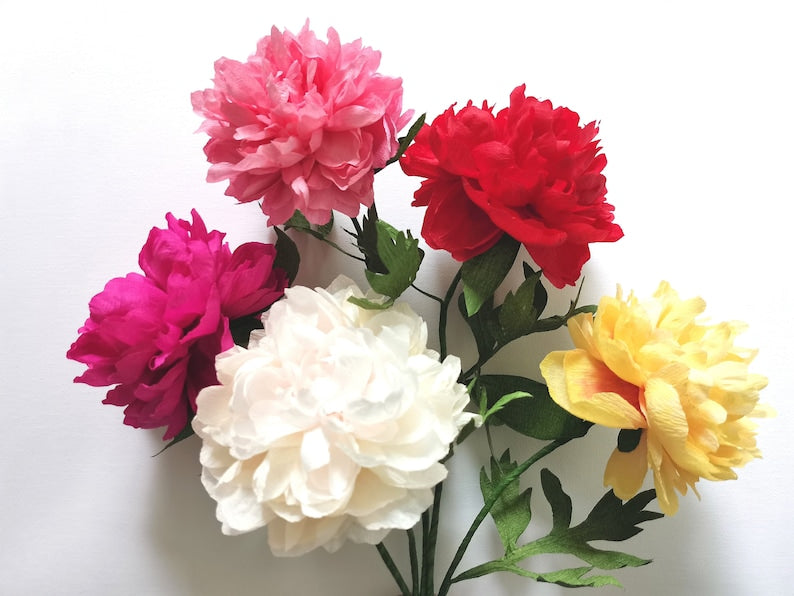 Fleurs en papier crépon pivoines colorées vase décoration mariage
