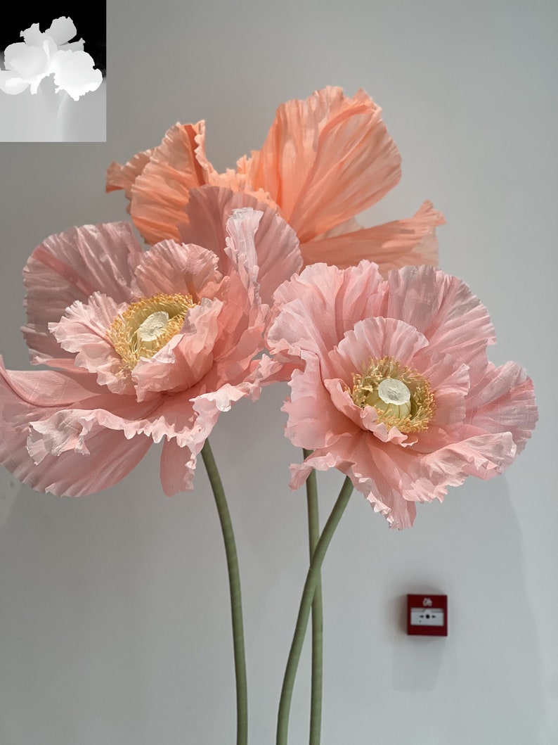 Fleur géante en papier crépon coquelicot sur pied décoration vitrine