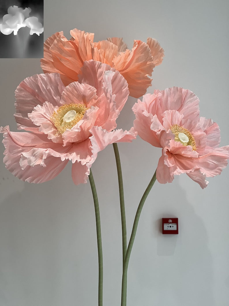 Fleur géante en papier crépon coquelicot sur pied décoration vitrine