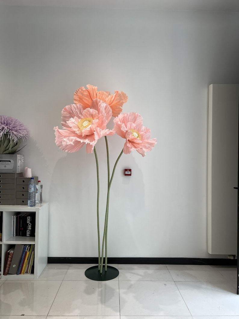 Fleur géante en papier crépon coquelicot sur pied décoration vitrine