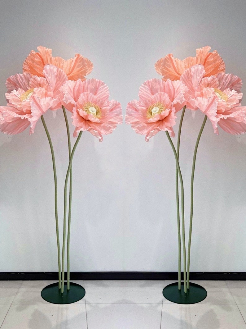 Fleur géante en papier crépon coquelicot sur pied décoration vitrine