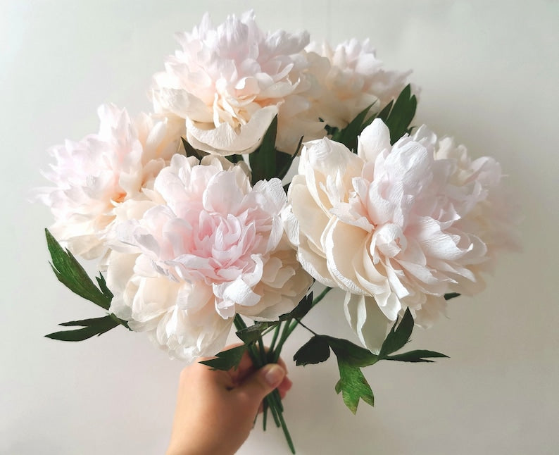 Fleurs en papier crépon pivoines colorées vase décoration mariage