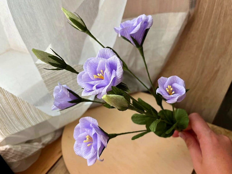Fleurs eustoma en papier violettes, cadeau pour femme, fleurs en papier crêpe, cadeau d'anniversaire en papier, composition florale en papier, fleurs artificielles lumineuses