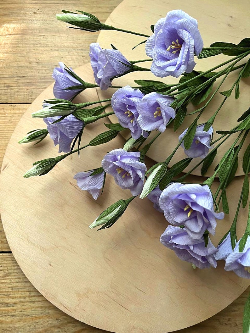 Fleurs eustoma en papier violettes, cadeau pour femme, fleurs en papier crêpe, cadeau d'anniversaire en papier, composition florale en papier, fleurs artificielles lumineuses