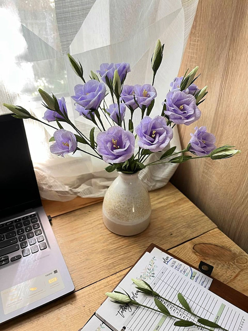 Fleurs eustoma en papier violettes, cadeau pour femme, fleurs en papier crêpe, cadeau d'anniversaire en papier, composition florale en papier, fleurs artificielles lumineuses