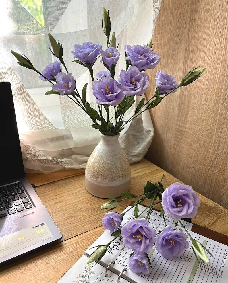 Fleurs eustoma en papier violettes, cadeau pour femme, fleurs en papier crêpe, cadeau d'anniversaire en papier, composition florale en papier, fleurs artificielles lumineuses