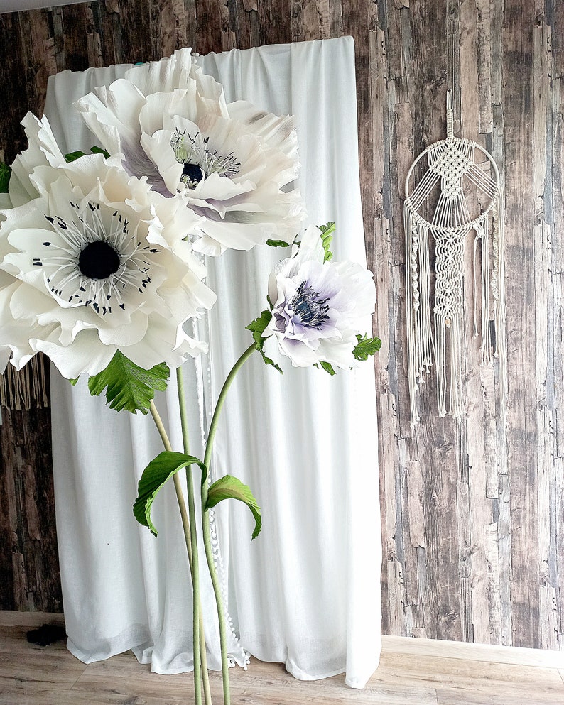 Décoration de fleurs d'anémones géantes sur pied