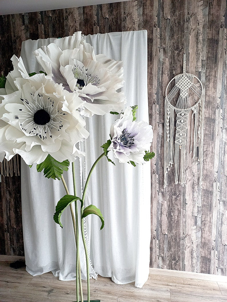 Décoration de fleurs d'anémones géantes sur pied