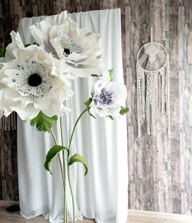 Décoration de fleurs d'anémones géantes sur pied