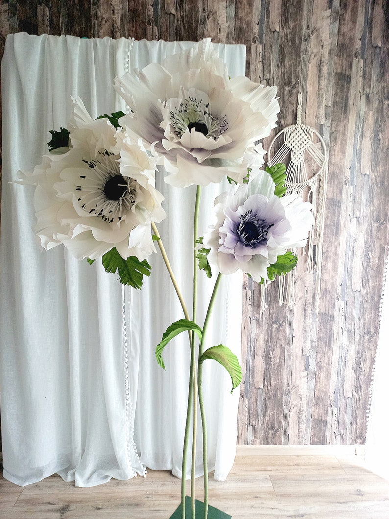 Décoration de fleurs d'anémones géantes sur pied