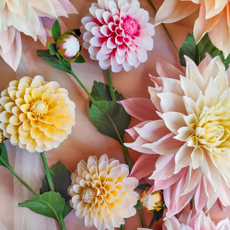 Fleurs en papier crépon dahlias bouquet centre de table mariage