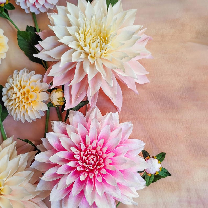 Fleurs en papier crépon dahlias bouquet centre de table mariage