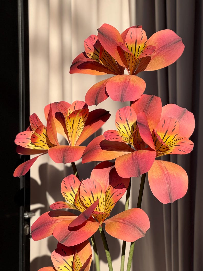 Fleur géante en papier crépon décorative disponible en stock