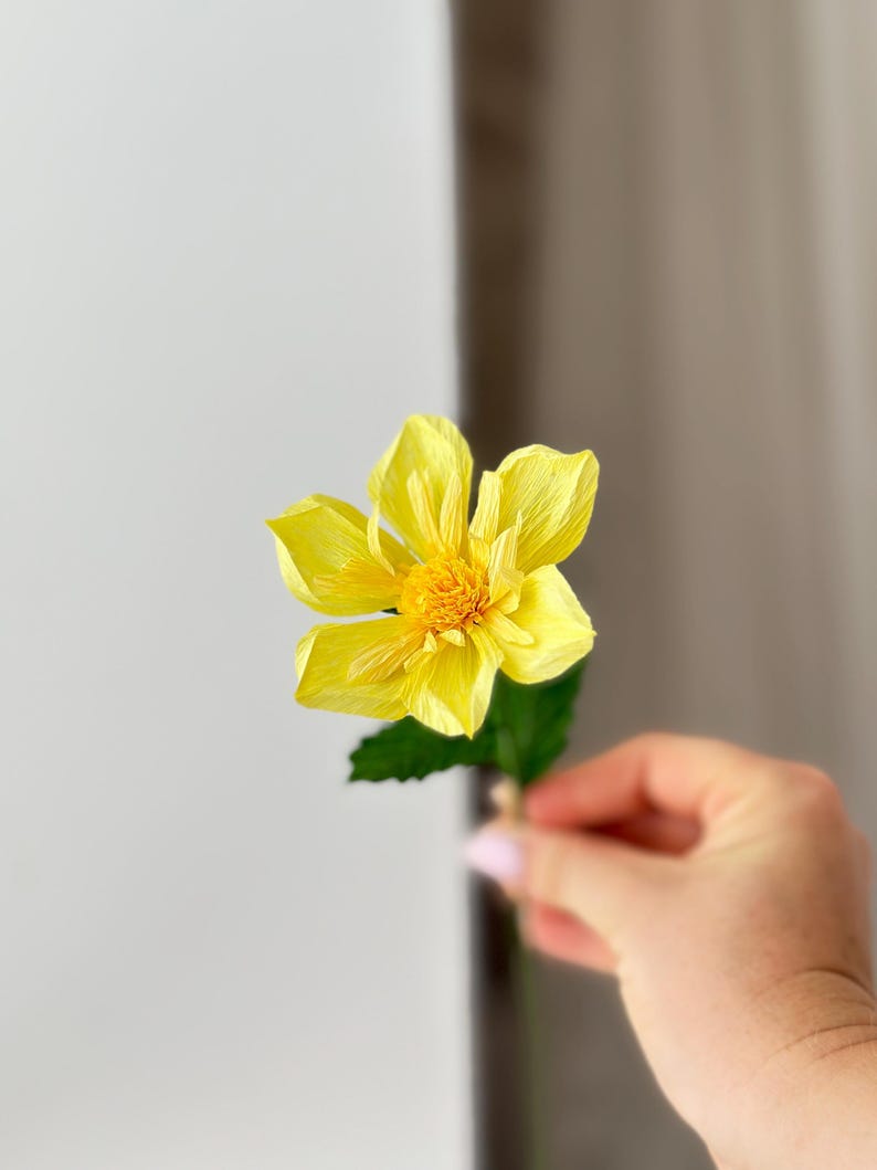 Fleurs en papier crépon dahlia lilas bouquet décoration maison