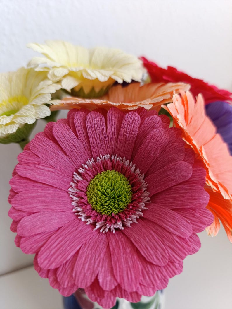 Gerberas en papier crépon – Fleurs en papier faites à la main, bouquet de fleurs en papier, idée cadeau pour la fête des mères, fleurs longue durée, décoration en papier, mariage