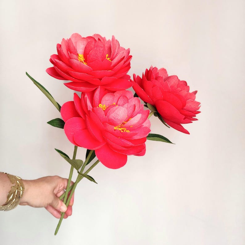 Fleurs en papier crépon pivoines bouquet décoration florale