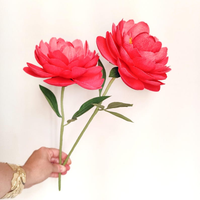 Fleurs en papier crépon pivoines bouquet décoration florale