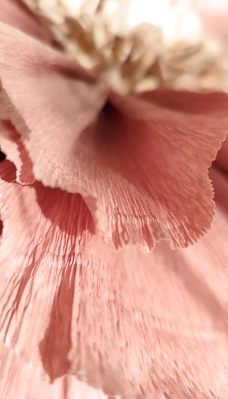 Abat-jour en papier crépon mauve clair, suspension fleur surdimensionnée