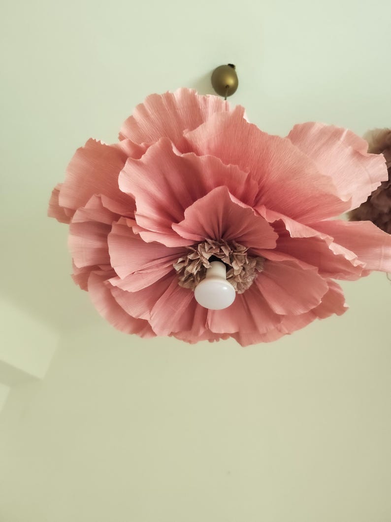 Abat-jour en papier crépon mauve clair, suspension fleur surdimensionnée