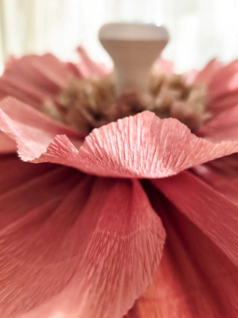 Abat-jour en papier crépon mauve clair, suspension fleur surdimensionnée