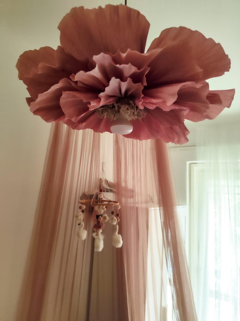 Abat-jour en papier crépon mauve clair, suspension fleur surdimensionnée