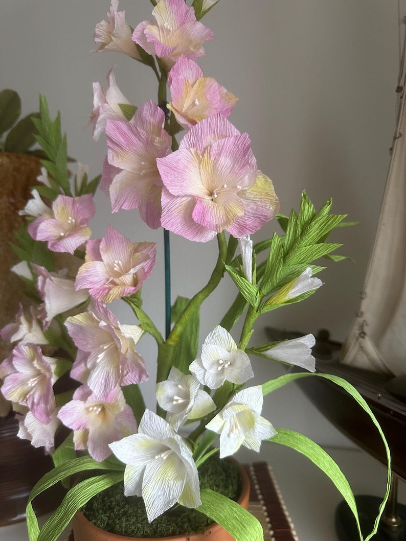 Arrangement de glaïeuls en papier crêpe fait main dans un pot en terre cuite