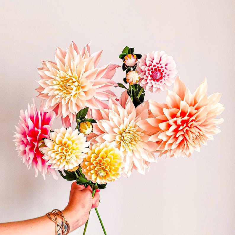 Fleurs en papier crépon dahlias bouquet centre de table mariage