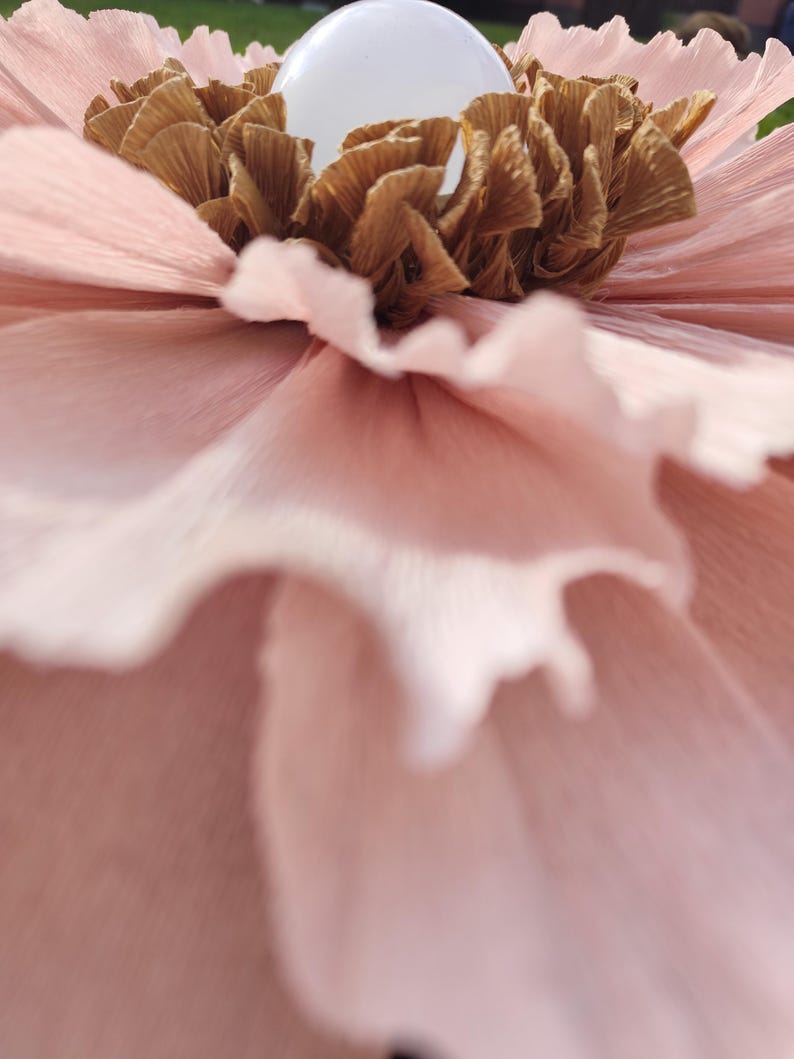 Abat-jour en papier crépon rose poudré, suspension fleur artisanale