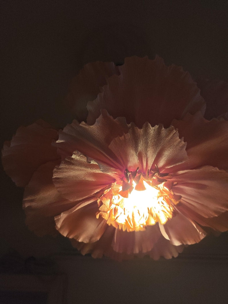 Abat-jour en papier crépon rose poudré, suspension fleur artisanale