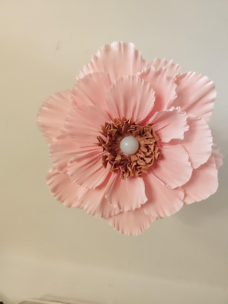 Abat-jour en papier crépon rose poudré, suspension fleur artisanale