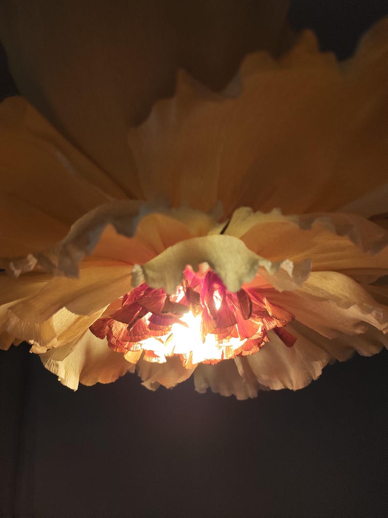 Abat-jour fleuri surdimensionné fait main - Suspension en papier crêpe beige vanille, éclairage fantaisiste pour chambre de bébé et de chambre