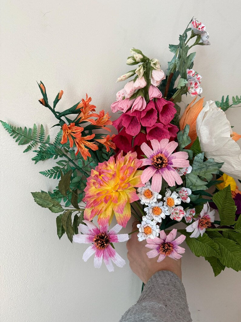 Dahlia en papier crêpe fait main : décoration élégante pour la maison, fleurs durables