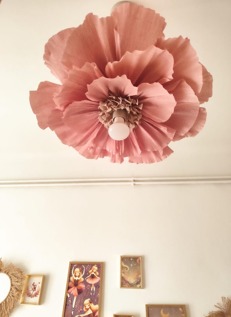 Abat-jour en papier crépon mauve clair, suspension fleur surdimensionnée