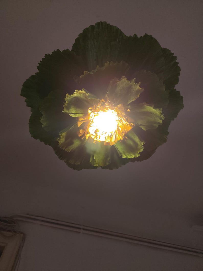 Abat-jour en papier crépon vert olive, suspension fleur artisanale