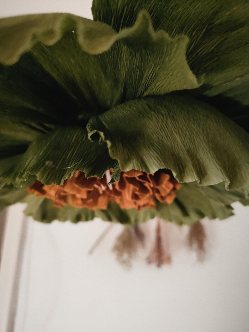 Abat-jour en papier crépon vert olive, suspension fleur artisanale
