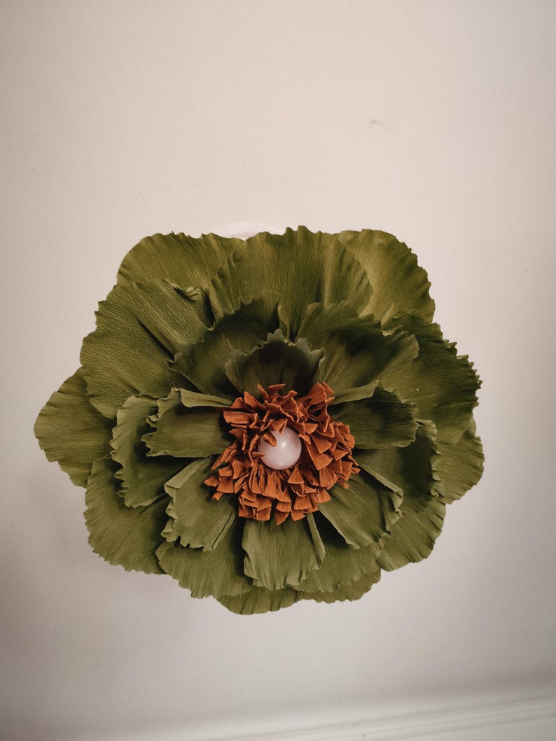 Abat-jour en papier crépon vert olive, suspension fleur artisanale