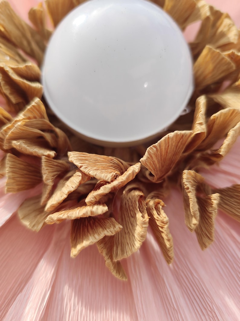 Abat-jour en papier crépon rose poudré, suspension fleur artisanale