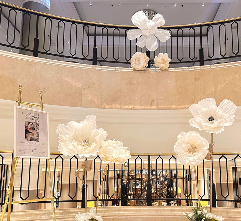 Papier crêpe géant nuptiale style coquelicot1 fleur. Belle grande fleur pour la décoration d'événements. avec toile de fond florale décorative avec tige de 1,8 m pour les mariages