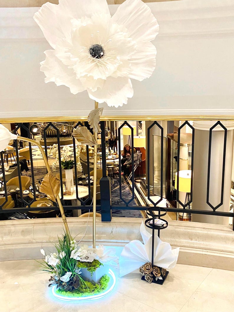 Papier crêpe géant nuptiale style coquelicot1 fleur. Belle grande fleur pour la décoration d'événements. avec toile de fond florale décorative avec tige de 1,8 m pour les mariages