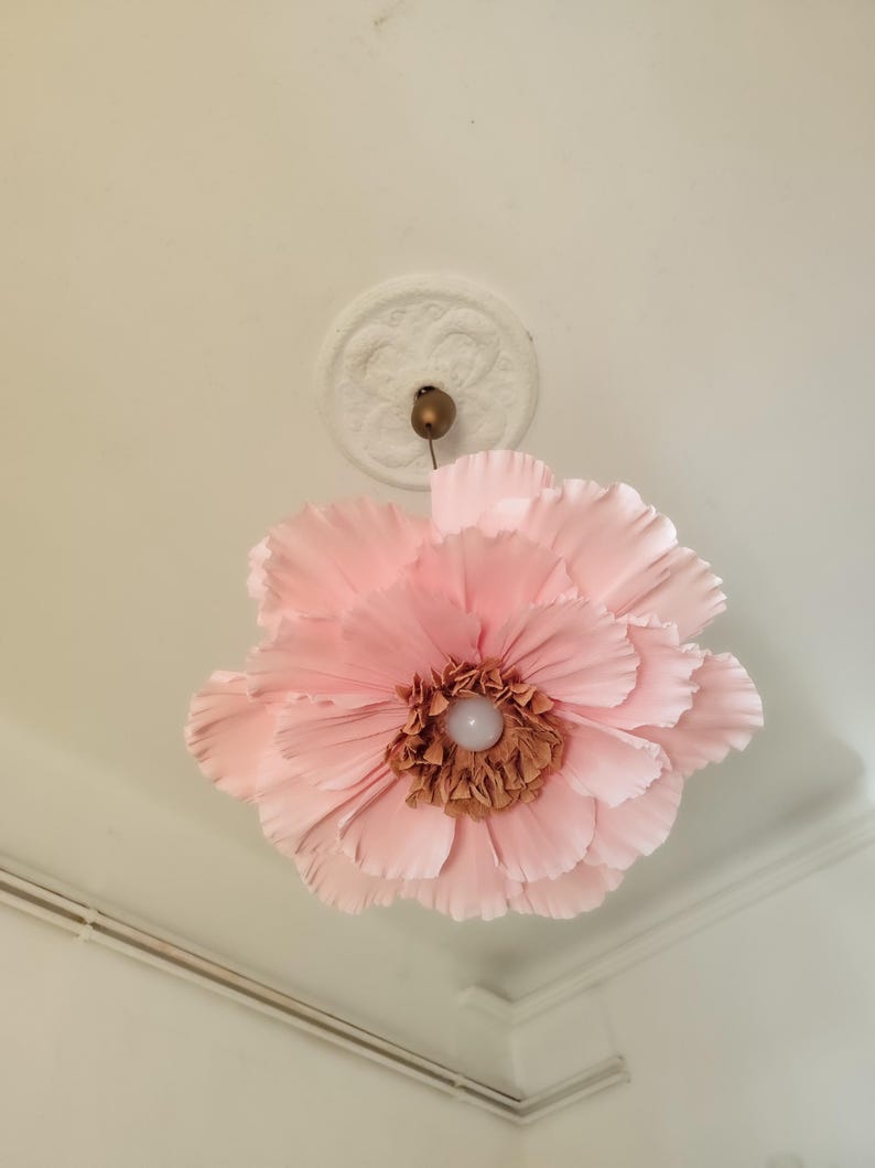 Abat-jour en papier crépon rose poudré, suspension fleur artisanale
