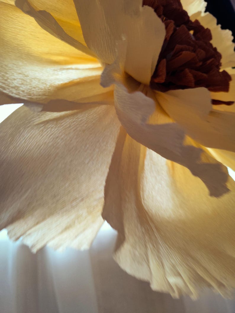 Abat-jour fleuri surdimensionné fait main - Suspension en papier crêpe beige vanille, éclairage fantaisiste pour chambre de bébé et de chambre